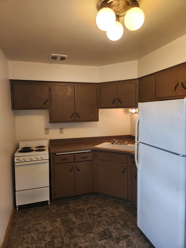 7223 W Lakefield Dr unit 3, Milwaukee, WI 53219 - photo 2