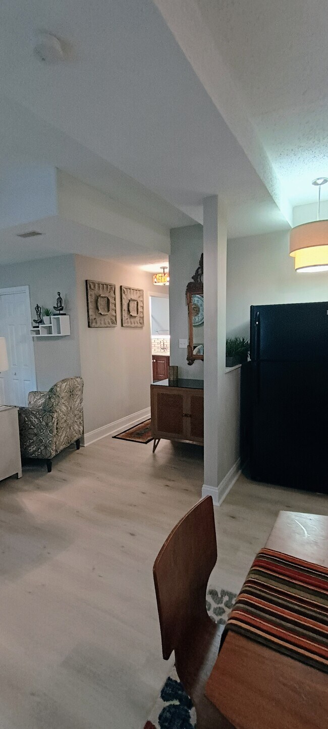 906 Bitterfield Dr unit Executive furnished, Ballwin, MO 63011 - photo 7