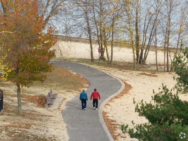 Lake Ronkonkoma Park has walking trails overlooking the beautiful lake.