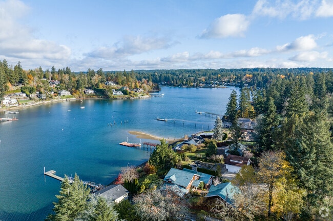 The Kopachuck Ridge/Horsehead Bay neighborhood offers waterside living and privacy.