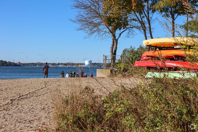 David Lynch Park in Beverly offers two stunning beaches, perfect for enjoying the refreshing sea breeze.