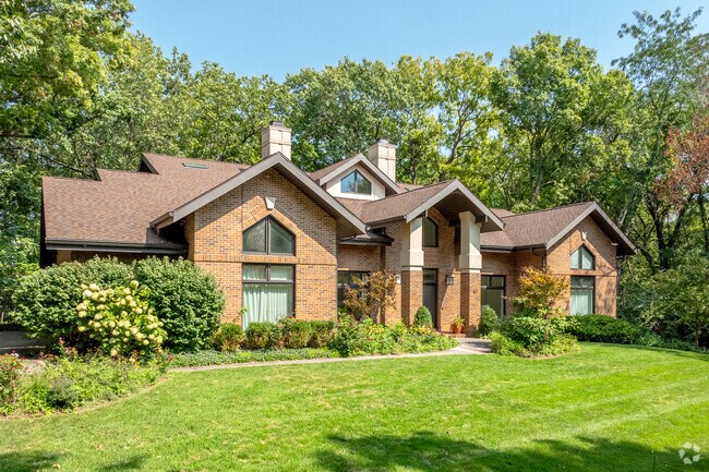 Large homes line the lakeshore in Bayshore.