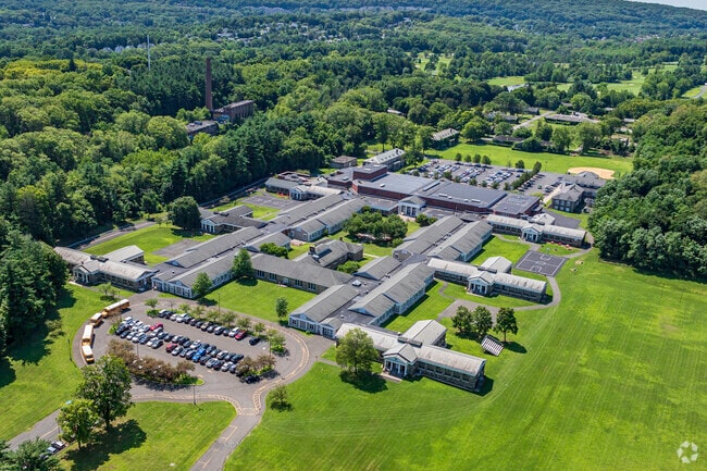 Fieldstone Elementary School opens its doors to students in grades 7-8.