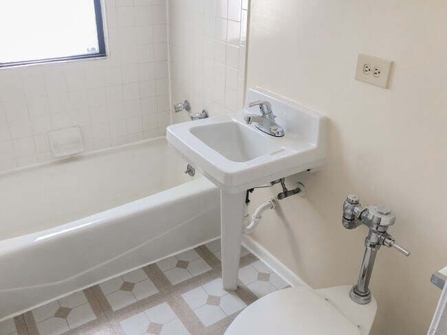 627 W Melrose St unit G2, Chicago, IL 60657 - photo 5