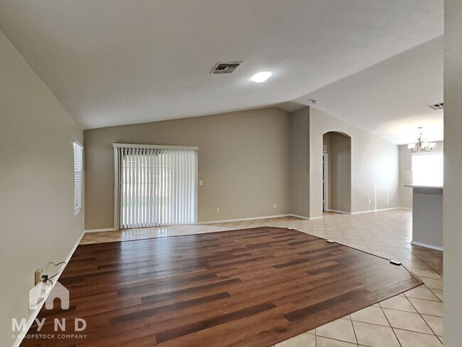 813 S 125th Ave, Avondale, AZ 85323 - photo 2