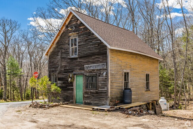 Quaint older cabins can be found at Campbell Square in Georgetown.