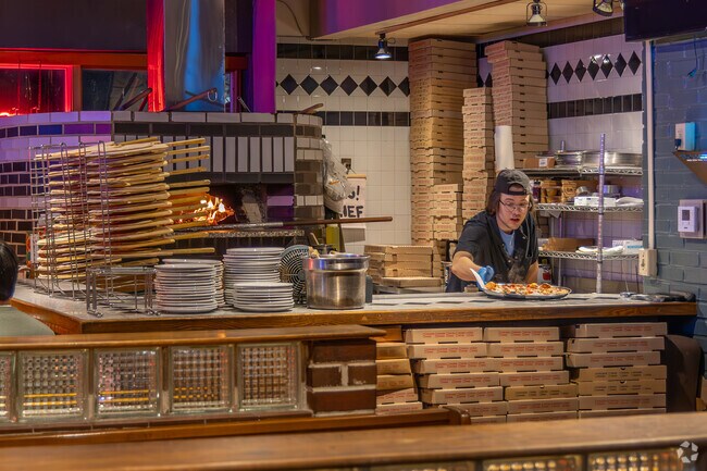 Faccia Luna is pumping out fresh pies in Greentree.