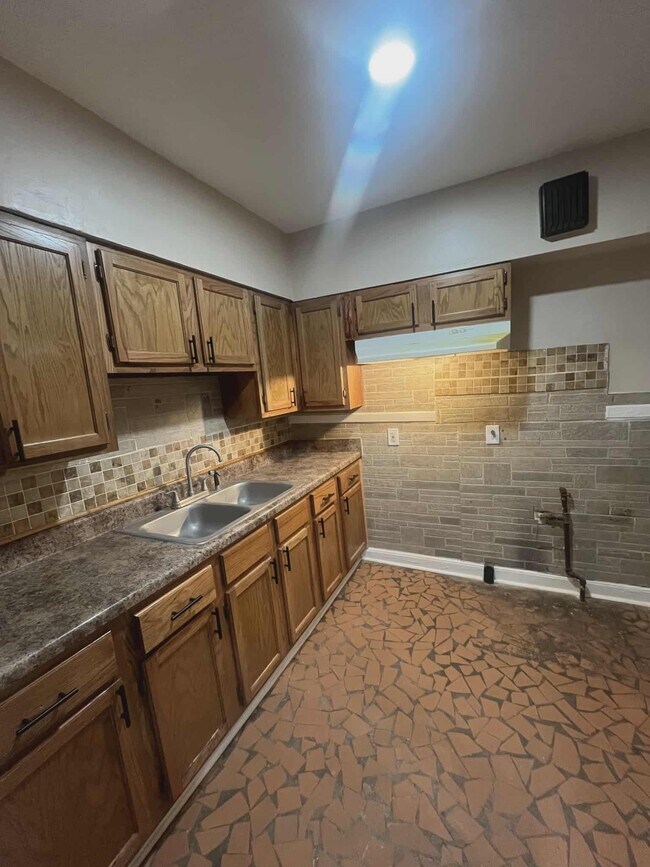 253 W Burdock Ave, Memphis, TN 38109 - photo 2