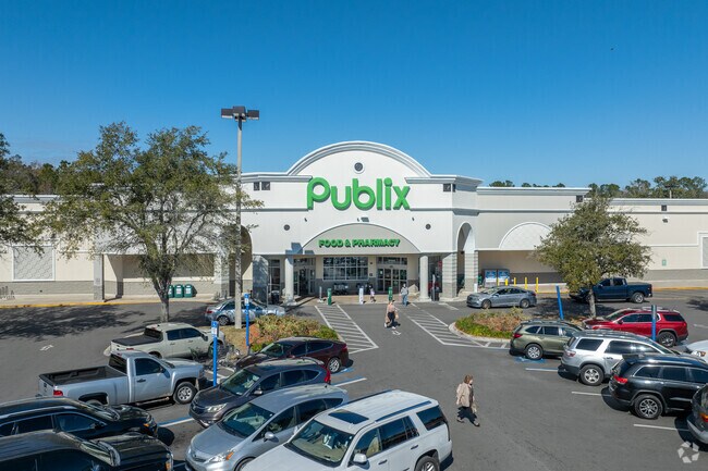 Publix is located in the center of Middleburg, making access an easy drive on Blanding Boulevard.