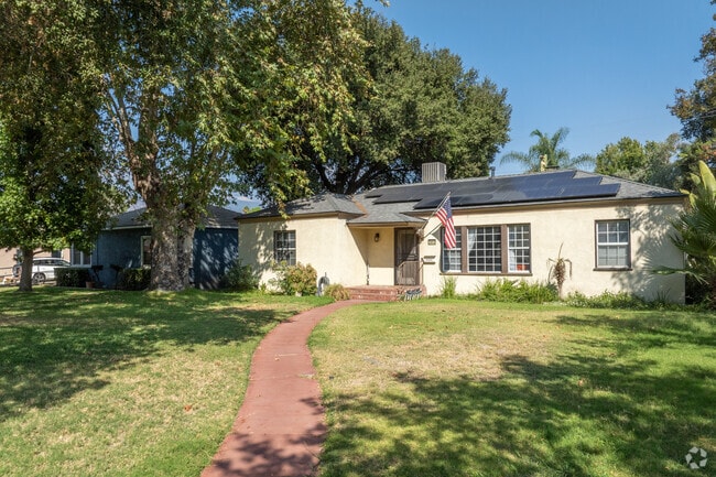 Some front yards are quite large in Muscupiabe.