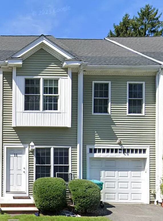 11 Maple Ave, Upton, MA 01568