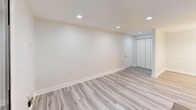 13205 Chalet Place unit 204, Germantown, MD 20874 - photo 2
