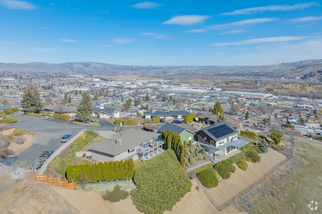 Selah offers scenic views and open space to it's 9000 permanent residents.