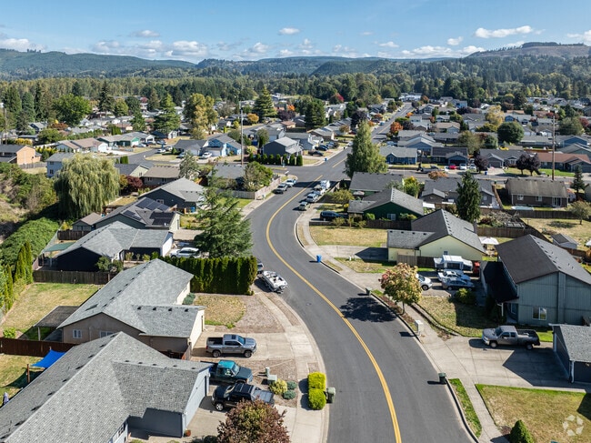 Lexington’s tranquil cul-de-sacs are lined with sidewalks.