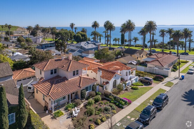 Homes and San Pedro are conveniently located right next to the ocean.