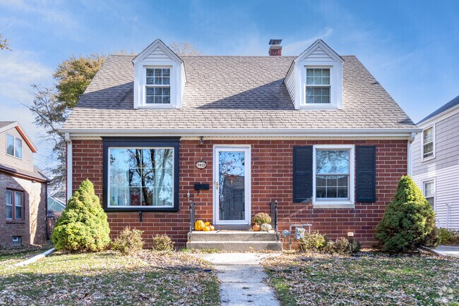 Cape Cod homes are common in Parkway near Glendale’s Milwaukee River.