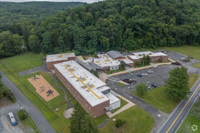Smithfield Elementary School
has 314 students.