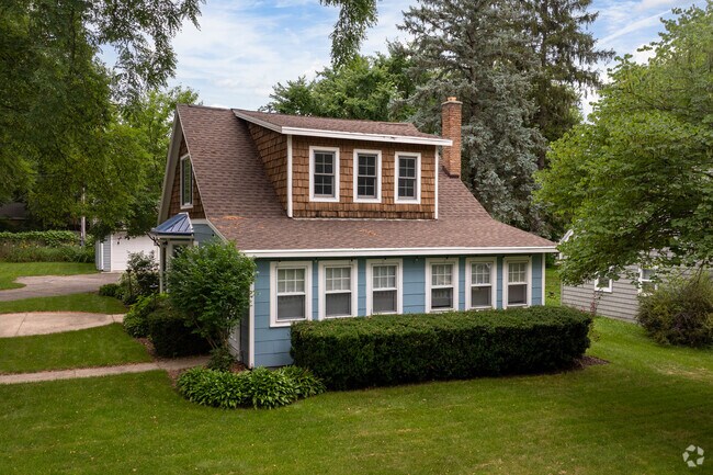 Brightly-colored single family homes are common in Delavan Lake.