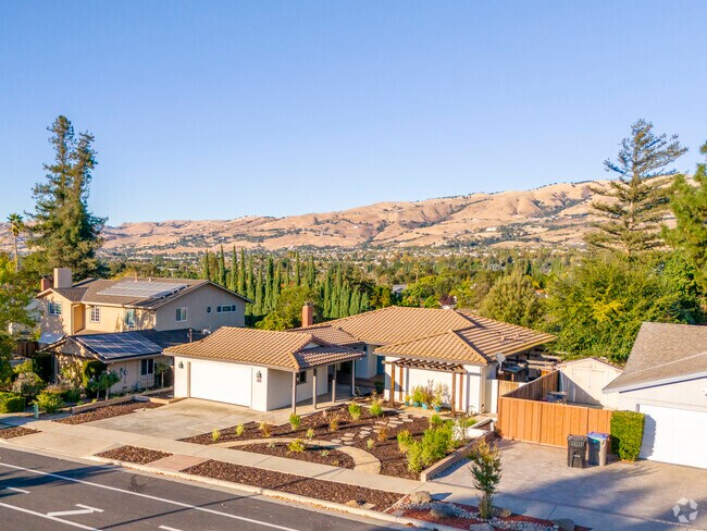 Creekside features a mix of California bungalows, ranch-style, and tri-level homes.