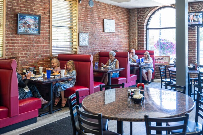 The locals of Dundee love to stop in at Bricktown Diner for breakfast.