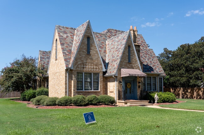 Garden District is sorrounded by many beautiful historic homes.