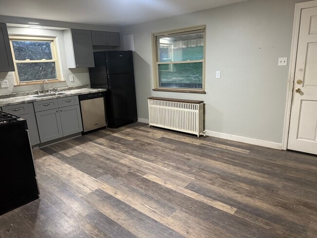 2 Hodgkiss Dr, Mc Kees Rocks, PA 15136 - photo 4