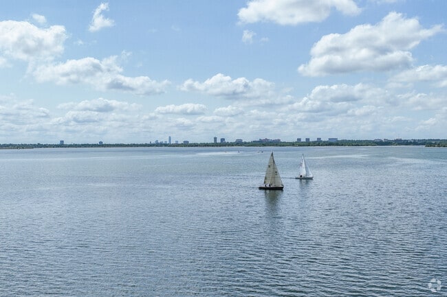 Find breathtaking views and open sky at Lake Hefner near Glenbrook.