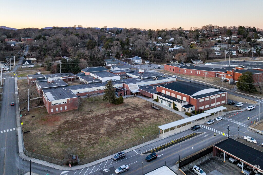 Clinton Middle School scored an overall grade of B from Niche.