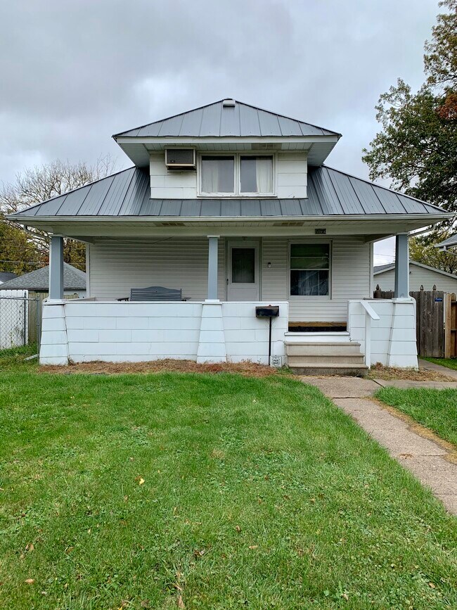 1130 E Garfield St, Davenport, IA 52803 - photo 2