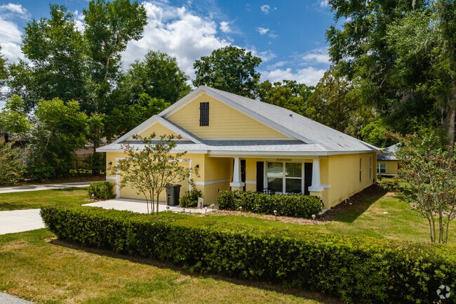 Potential homebuyers can find modern Bungalows in Dade City.