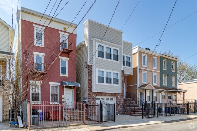 South Broad Valley features homes with varied architectural styles and distinct exterior finishes.