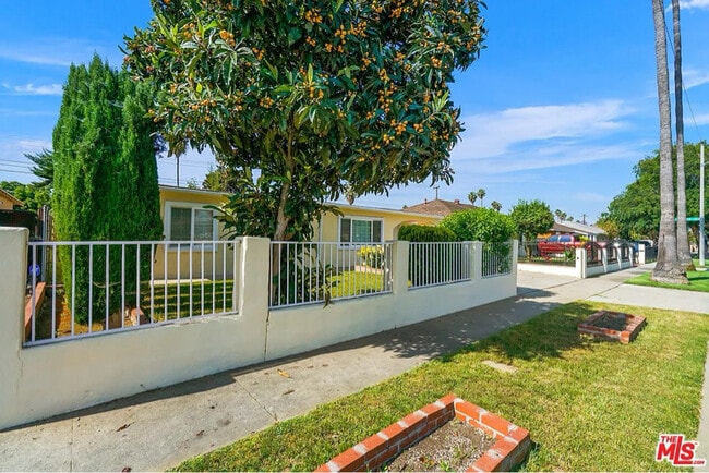 430 E 184th St, Carson, CA 90746 - photo 3