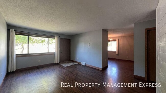 2700 S Bernhaven Ave, Sioux Falls, SD 57110 - photo 5