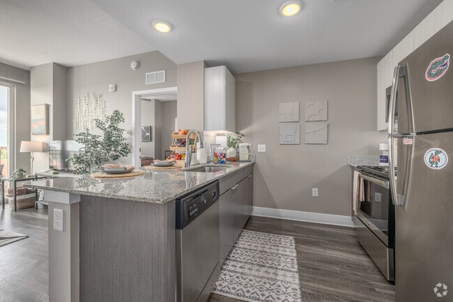 2BR, 2BA - 828SF - Kitchen