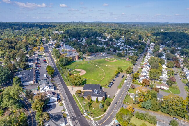 The neighborhood of Broad River offers a small town feel with a bustling sense of community.