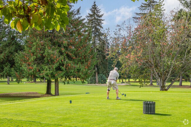 At the Rainier Golf and Country Club, Boulevard Park locals can play from pristine facilities.