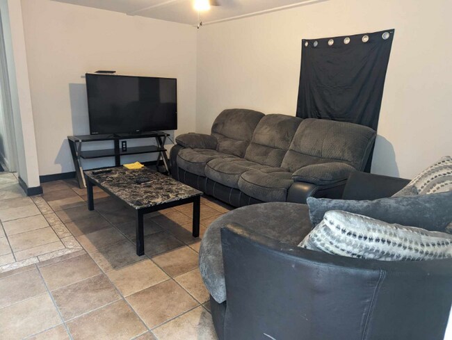 412 Timberlane Cir unit B, Hinesville, GA 31313 - photo 5