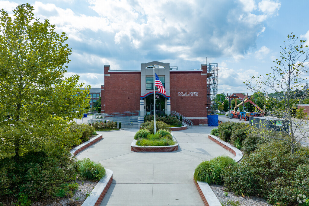 The entrance and outdoor foyer at Potter-Burns Elementary School
in Dalington.