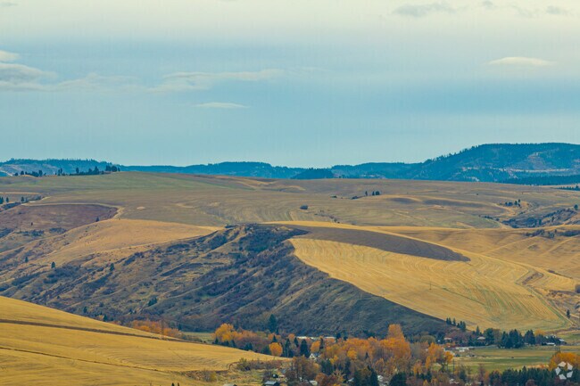 Dayton sits in the foothills of the picturesque Blue Mountains.