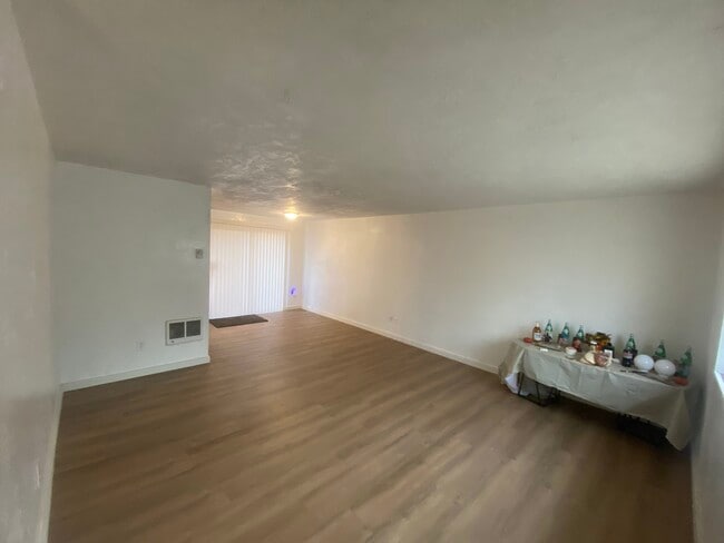 880 N Cloverleaf Loop, Springfield, OR 97477 - photo 4