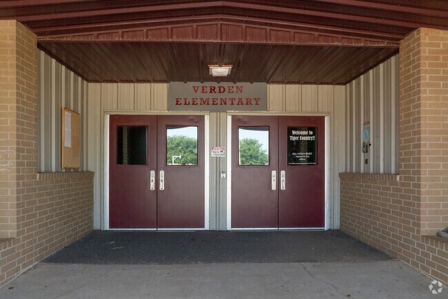 Verden Elementary serves pre-K through 8th grade.
