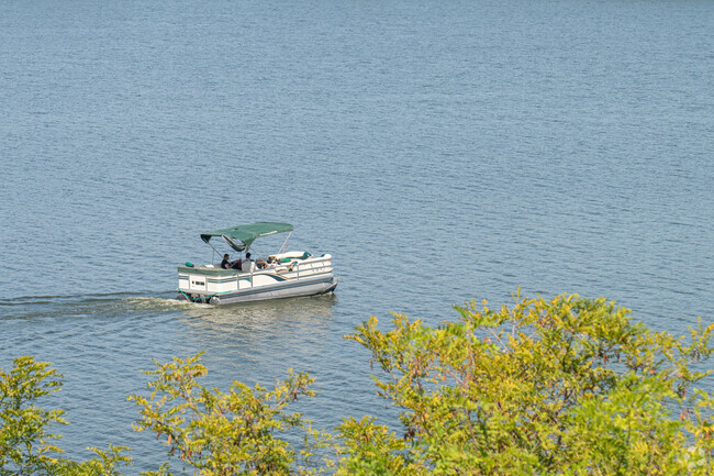 Muffley residents enjoy a day boating on Lake Decatur in Decatur, IL.