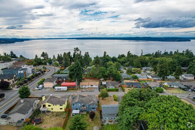 A block of homes overlooks the water in the Woodmont neighborhood of Des Moines.