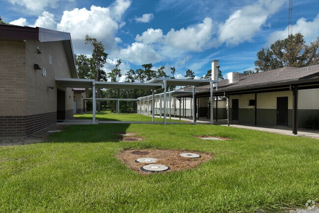 Wyomina Park Elementary School
has outdoor covered walkways for classroom changes.