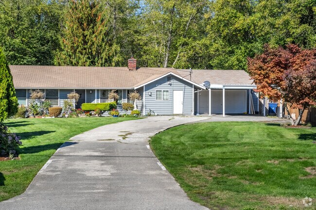 Rambler homes are common along Lake Stickney’s peaceful lanes.