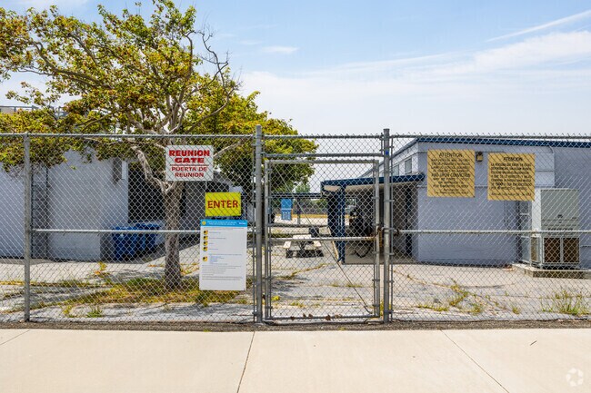 Students can enjoy lunch outside at Loyola Village Elementary School in Los Angeles, CA.