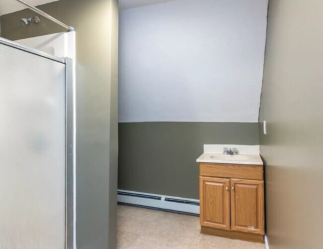 3rd Floor 3/4 bathroom