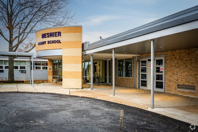 Mesnier Primary School is located in St Louis, MO