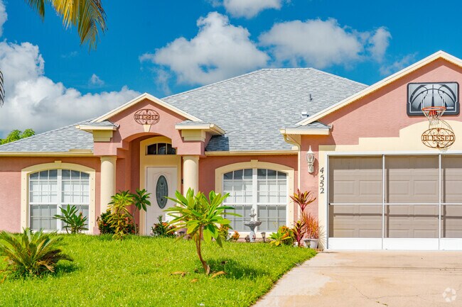 Becker Ridge homes offer manicured front lawns with an array of architectural styles.