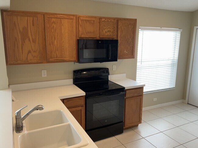 1004 Cristelle Jean Dr, Ruskin, FL 33570 - photo 2